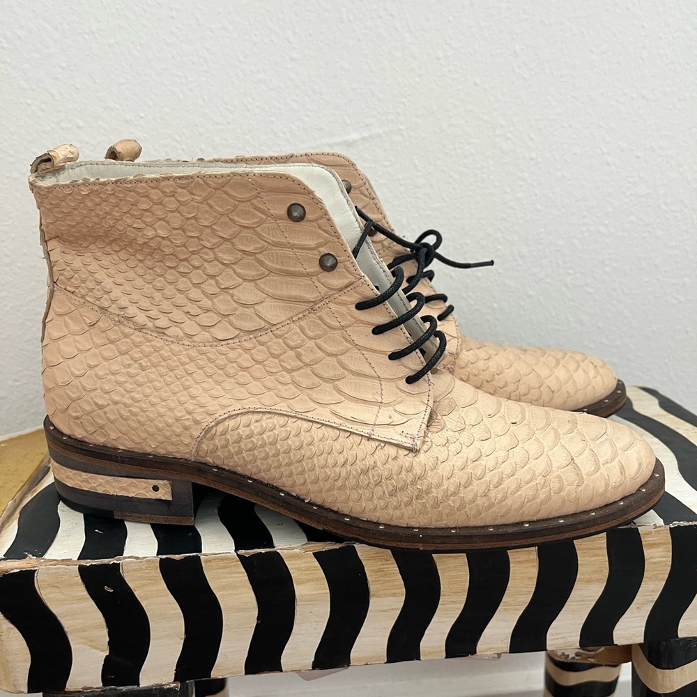 Freda Salvador Lace Up Boots Ankle Boots Beige Leather Snake Embossed 5.5